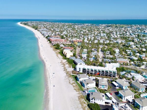 Holmes Beach 2 Bedroom Condo Just 30 Seconds Walk To Beach