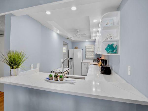 Holmes Beach 2 Bedroom Condo Just 30 Seconds Walk To Beach