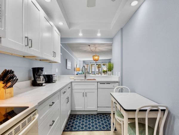 Holmes Beach 2 Bedroom Condo Just 30 Seconds Walk To Beach