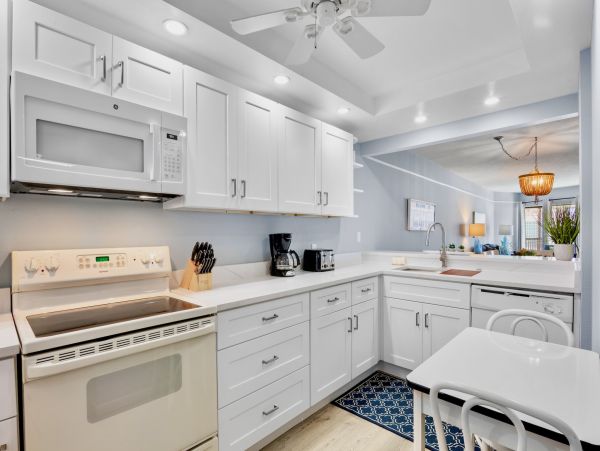 Holmes Beach 2 Bedroom Condo Just 30 Seconds Walk To Beach