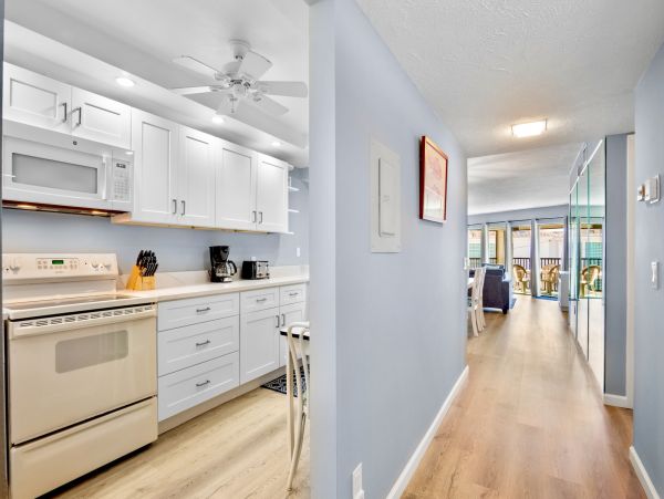 Holmes Beach 2 Bedroom Condo Just 30 Seconds Walk To Beach
