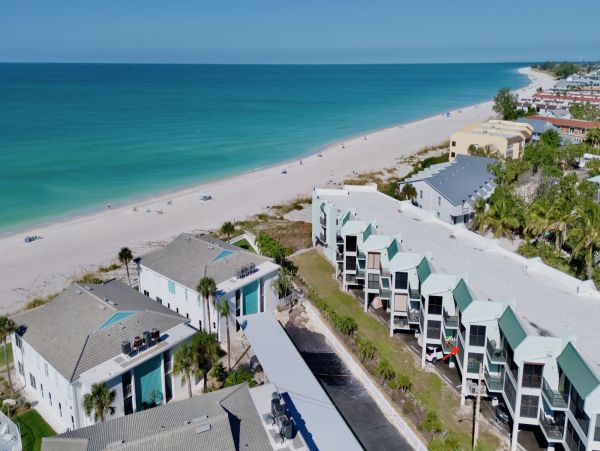Holmes Beach 2 Bedroom Condo Just 30 Seconds Walk To Beach