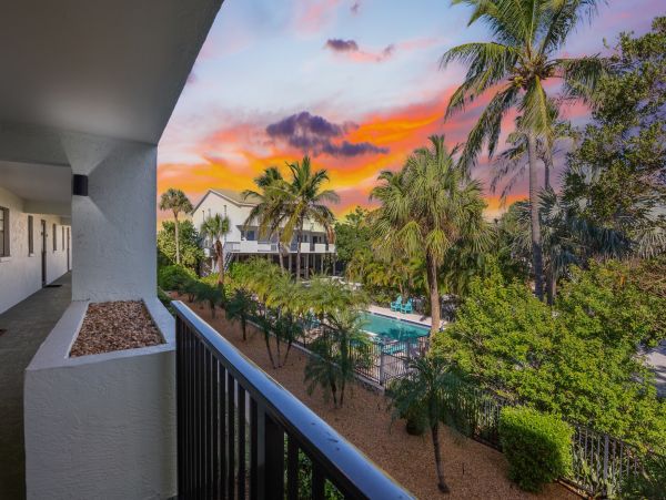 Holmes Beach 2 Bedroom Condo Just 30 Seconds Walk To Beach