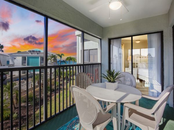 Holmes Beach 2 Bedroom Condo Just 30 Seconds Walk To Beach