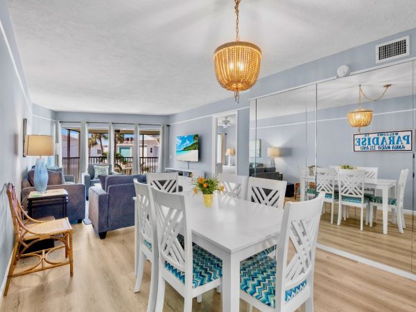 Holmes Beach 2 Bedroom Condo Just 30 Seconds Walk To Beach