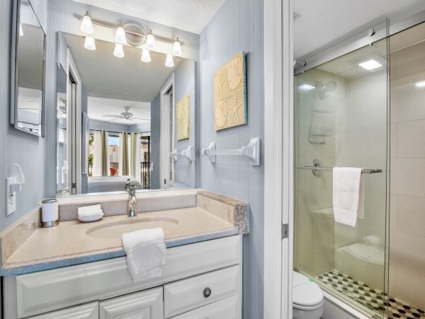 Holmes Beach 2 Bedroom Condo Just 30 Seconds Walk To Beach