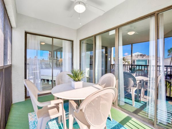 Holmes Beach 2 Bedroom Condo Just 30 Seconds Walk To Beach