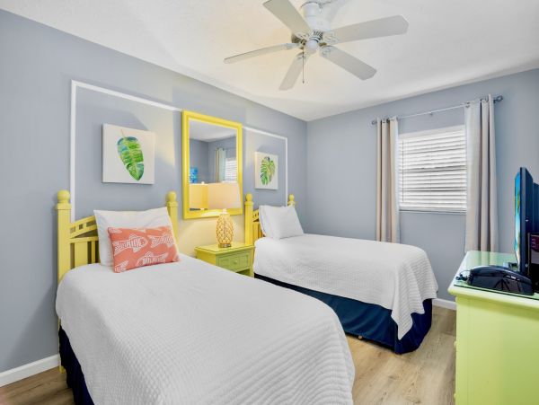 Holmes Beach 2 Bedroom Condo Just 30 Seconds Walk To Beach