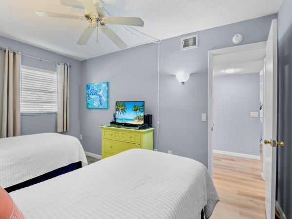 Holmes Beach 2 Bedroom Condo Just 30 Seconds Walk To Beach
