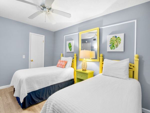 Holmes Beach 2 Bedroom Condo Just 30 Seconds Walk To Beach