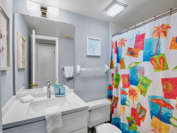 Holmes Beach 2 Bedroom Condo Just 30 Seconds Walk To Beach