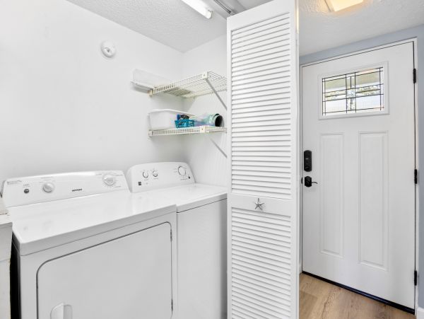 Holmes Beach 2 Bedroom Condo Just 30 Seconds Walk To Beach