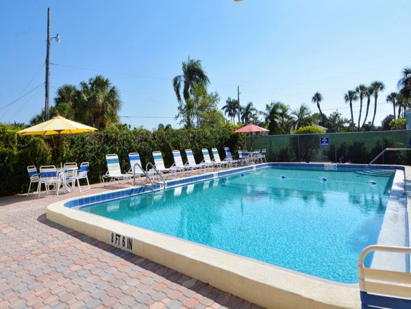 Holmes Beach 2 Bedroom Condo Just 30 Seconds Walk To Beach