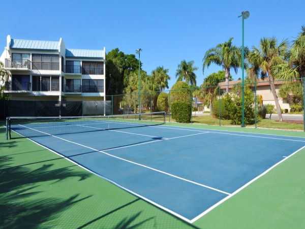 Holmes Beach 2 Bedroom Condo Just 30 Seconds Walk To Beach