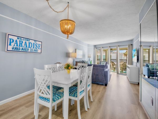 Holmes Beach 2 Bedroom Condo Just 30 Seconds Walk To Beach