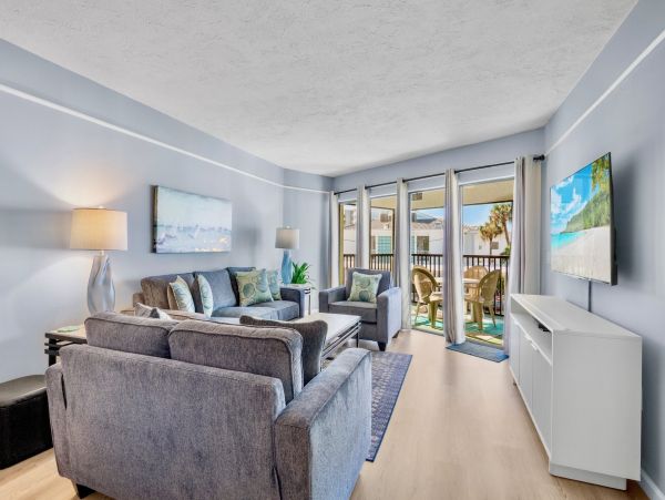Holmes Beach 2 Bedroom Condo Just 30 Seconds Walk To Beach