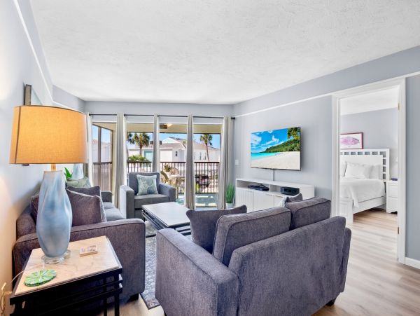 Holmes Beach 2 Bedroom Condo Just 30 Seconds Walk To Beach