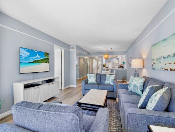 Holmes Beach 2 Bedroom Condo Just 30 Seconds Walk To Beach