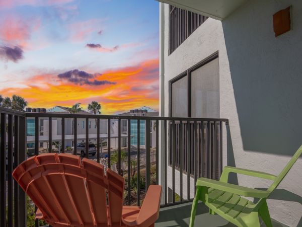 Holmes Beach 2 Bedroom Condo Just 30 Seconds Walk To Beach