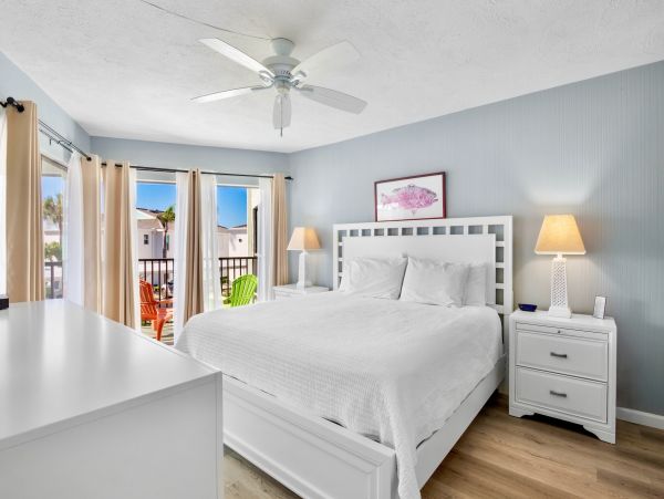 Holmes Beach 2 Bedroom Condo Just 30 Seconds Walk To Beach