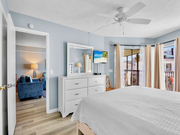 Holmes Beach 2 Bedroom Condo Just 30 Seconds Walk To Beach