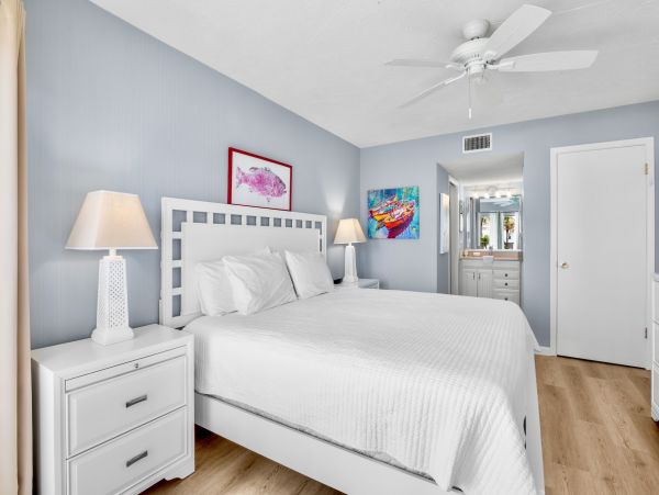 Holmes Beach 2 Bedroom Condo Just 30 Seconds Walk To Beach