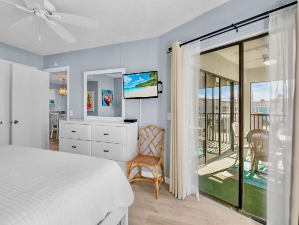 Holmes Beach 2 Bedroom Condo Just 30 Seconds Walk To Beach