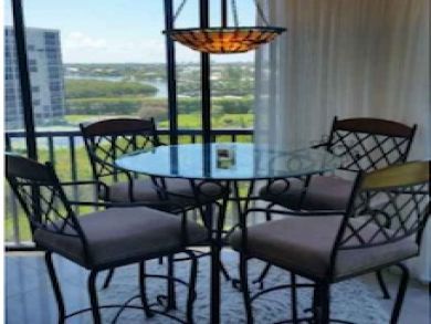 2 bedroom 2 bath condo in Naples