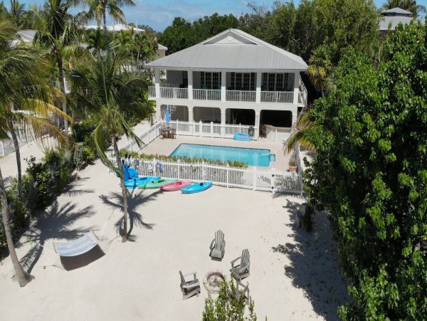 Luxury Keys Beach Estate Rent all Sleeps 14 Guests.