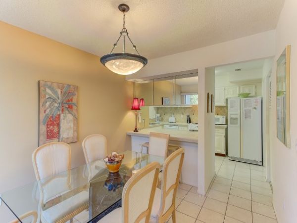 Siesta Key Value Priced Vacation Condo Walk to Beach