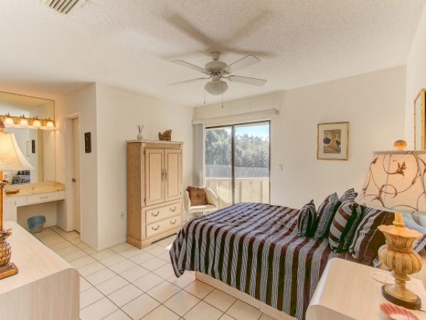 Siesta Key Value Priced Vacation Condo Walk to Beach