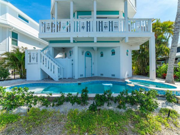 What a Spectacular Luxury Anna Maria Island Pool Home