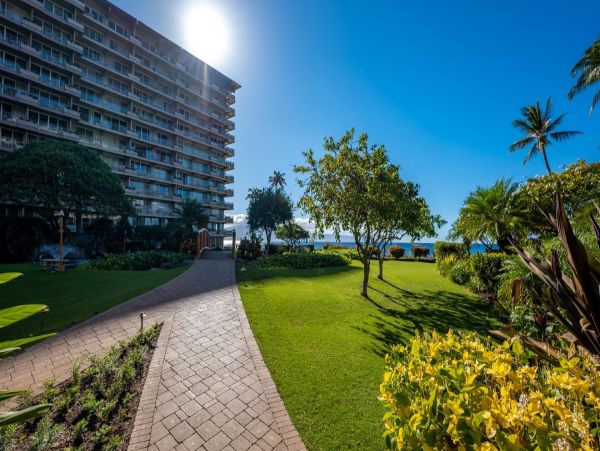 One Bedroom Beach Condo Sleeps 4 with Communal Pool