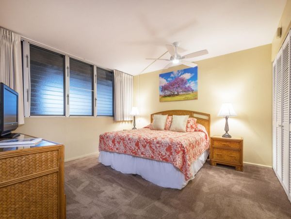VIEWS! 2/2 Beachfront Condo