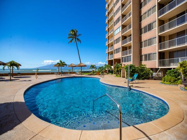 VIEWS! 2/2 Beachfront Condo