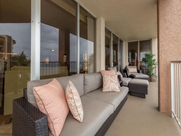 VIEWS! 2/2 Beachfront Condo