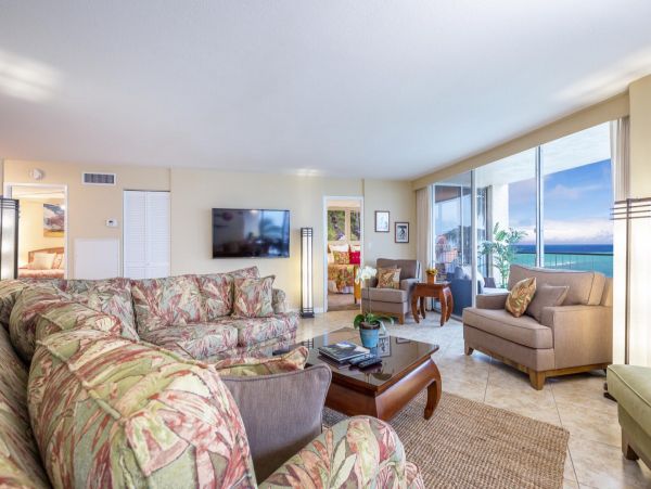 VIEWS! 2/2 Beachfront Condo