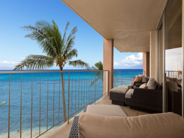 VIEWS! 2/2 Beachfront Condo