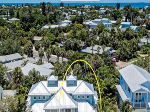 Luxury Holmes Beach 3 Bedroom Plus Den Walk to Beach Rental