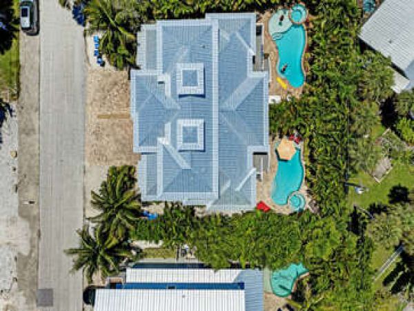 Luxury Holmes Beach 3 Bedroom Plus Den Walk to Beach Rental