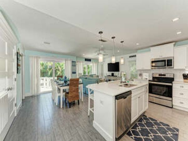 Luxury Holmes Beach 3 Bedroom Plus Den Walk to Beach Rental