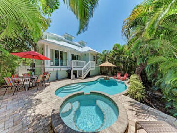 Luxury Holmes Beach 3 Bedroom Plus Den Walk to Beach Rental