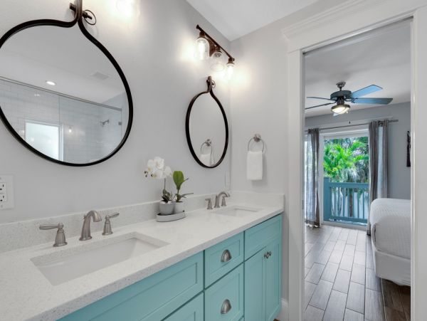 This Vacation Home Sleeps 22 - Walk to Siesta Key Beaches