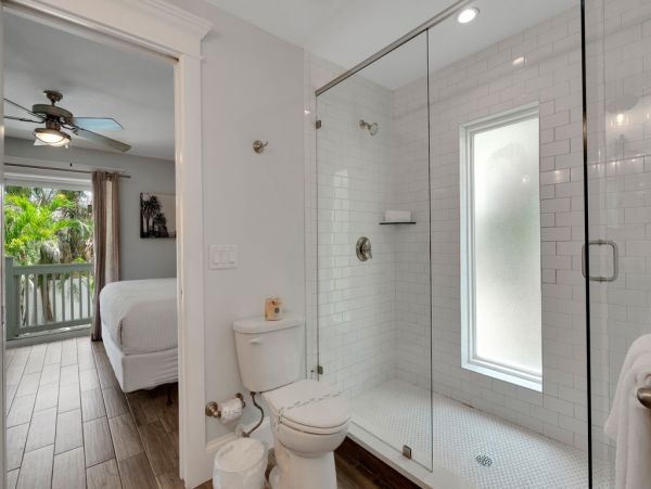 This Vacation Home Sleeps 22 - Walk to Siesta Key Beaches