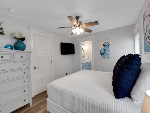 This Vacation Home Sleeps 22 - Walk to Siesta Key Beaches