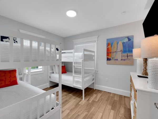 This Vacation Home Sleeps 22 - Walk to Siesta Key Beaches
