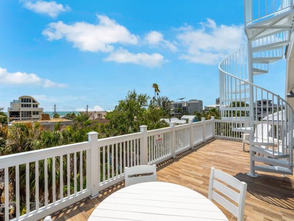 This Vacation Home Sleeps 22 - Walk to Siesta Key Beaches