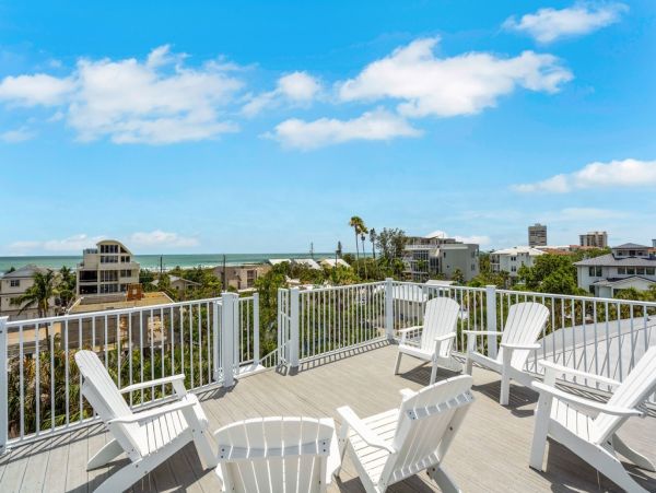 This Vacation Home Sleeps 22 - Walk to Siesta Key Beaches