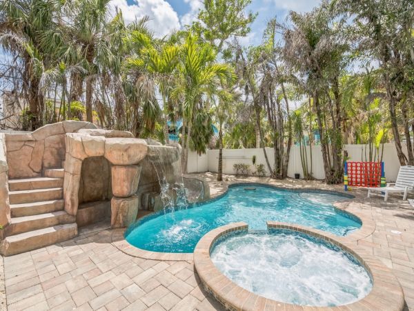 This Vacation Home Sleeps 22 - Walk to Siesta Key Beaches