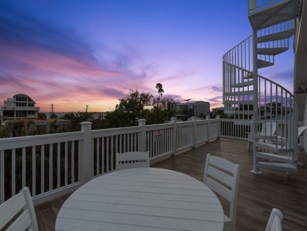 This Vacation Home Sleeps 22 - Walk to Siesta Key Beaches